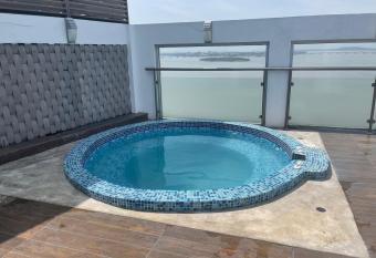 Suite frente al r  o en Puerto Santa Ana Riverfront has rooms with a private hot tub