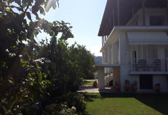 The green garden villa by the sea! has Balcony rooms