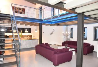 The Fountain Loft - 170sqm allows 18 year olds to book a room