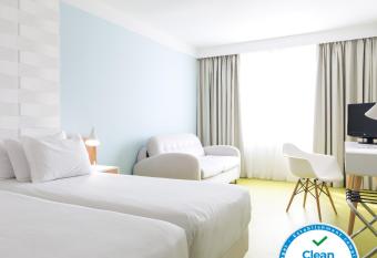 Legendary Porto Hotel allows 18 year olds to book a room