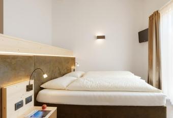 Hotel Al Cervo has rooms with a private hot tub