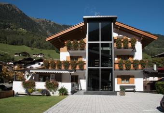 Garni Gr  nau has Balcony rooms