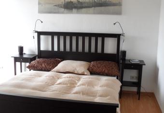 Central City Apartment W  rzburg has Balcony rooms