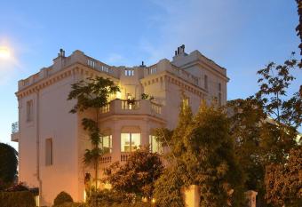 Villa Les Palmes allows 18 year olds to book a room