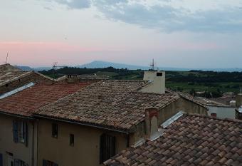 Les volets rouges has Balcony rooms