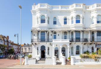 MARINA VISTA - LUXURY SEAFRONT APARTMENTS allows 18 year olds to book a room