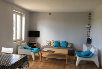 2 Chemin des Lavoirs allows 18 year olds to book a room