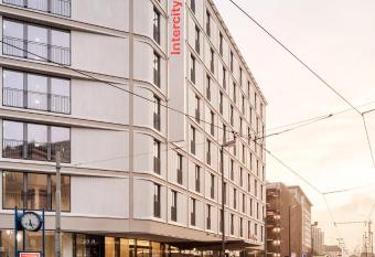 IntercityHotel Frankfurt Hauptbahnhof S  d allows 18 year olds to book a room