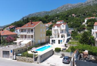 Apartments Pralas has Balcony rooms