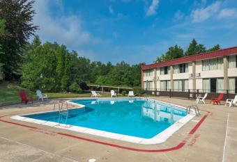 Days Inn by Wyndham Williamsport has rooms with a private hot tub