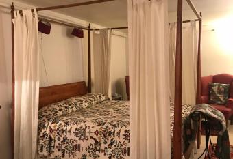 1896 House Country Inn - Barnside Inn has rooms with a private hot tub