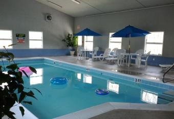 Brook Pointe Inn has rooms with a private hot tub
