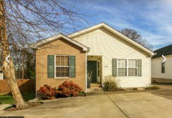 Contemporary Paradise w/ Private Bathroom allows 18 year olds to book a room