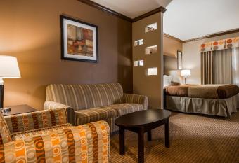 Best Western Plus Texoma Hotel & Suites has rooms with a private hot tub