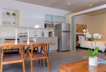 BEE Suites Santa Ana has Balcony rooms