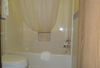 Hotel Wave Rehoboth Beach has rooms with a private hot tub