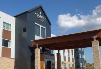 Country Inn & Suites by Radisson, Ft. Atkinson, WI allows 18 year olds to book a room