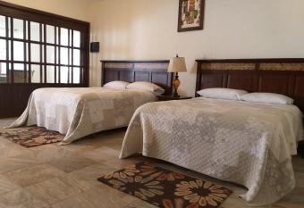 MAJU HOTEL CAMPESTRE & SPA has rooms with a private hot tub