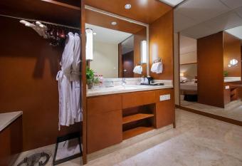 Shanghai Yuehua Hotel has rooms with a private hot tub