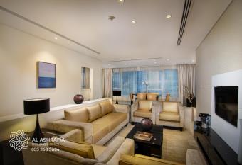 OSKENA Vacation Homes - Waterfront Downtown has rooms with a private hot tub