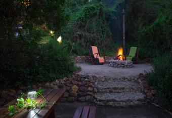 Thunzi Bush Lodge has rooms with a private hot tub