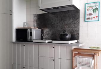 La casa tra i due laghi allows 18 year olds to book a room