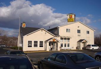 Americas Stay Inn has Smoking rooms