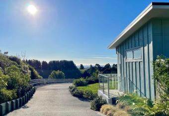 Aston Road Villa Bed & Breakfast has Balcony rooms