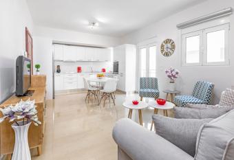 Central Luxurious Apartments Close to the Sea has Balcony rooms