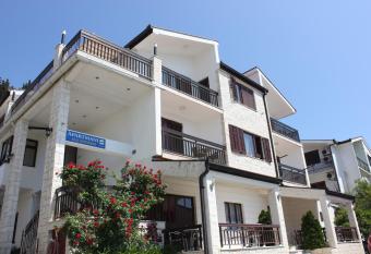 Guesthouse San Antonio has Balcony rooms