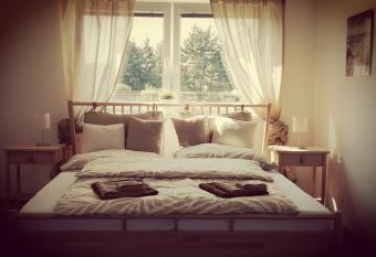 Apartm  ny U St    brn  ch allows 18 year olds to book a room