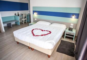 Hotel Oceanomare has rooms with a private hot tub