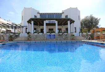 Eden Hotel has Smoking/Balcony rooms