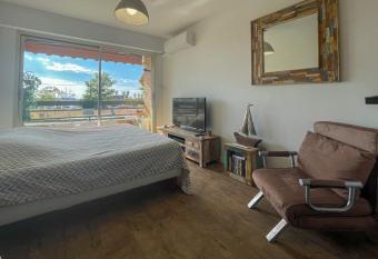 Les balcons de Bandol Centre ville avec vue mer et face    la plage allows 18 year olds to book a room