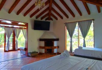 La Martina Campestre has rooms with a private hot tub