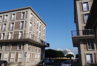 Le Perret has Balcony rooms