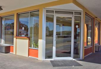 Econo Lodge has Smoking rooms