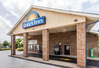 Days Inn by Wyndham Nashville North/Opryland Area has Smoking rooms