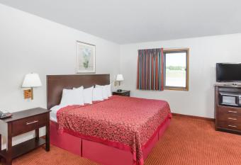 Days Inn & Suites by Wyndham Des Moines Airport has rooms with a private hot tub