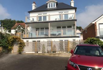 Jurassic View Apartment allows 18 year olds to book a room