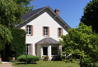 L atelier du chateau allows 18 year olds to book a room