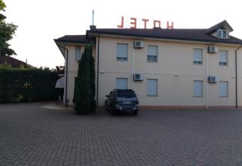 e gal allows 18 year olds to book a room