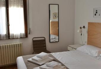 Tres Puentes Anguiano Apartamentos & Habitaciones allows 18 year olds to book a room