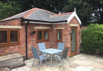 The Old Vicarage Lodge has Balcony rooms