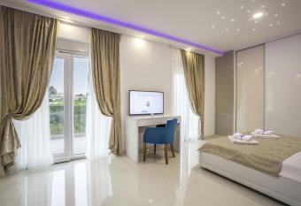 Exclusive Villa Holiday apartments&rooms has rooms with a private hot tub