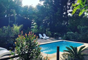 Caba  as Mar  a Julia Tigre allows 18 year olds to book a room