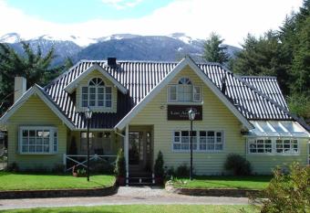 Las Acacias allows 18 year olds to book a room