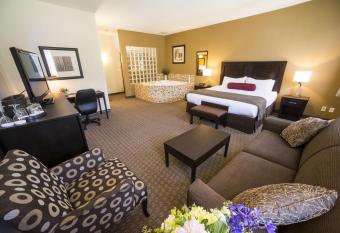 Best Western Plus Baker Street Inn has rooms with a private hot tub