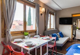 La Arbolada allows 18 year olds to book a room