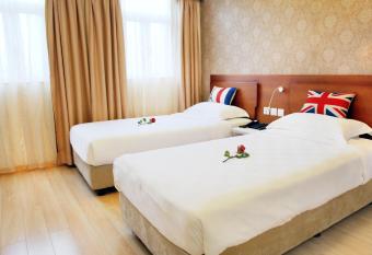 Ole Tai Sam Un Hotel allows 18 year olds to book a room